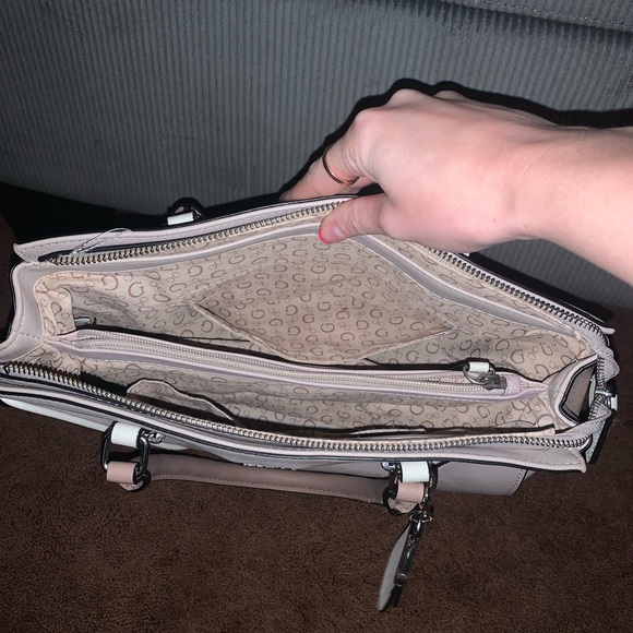Guess purse - Picture 2 of 3